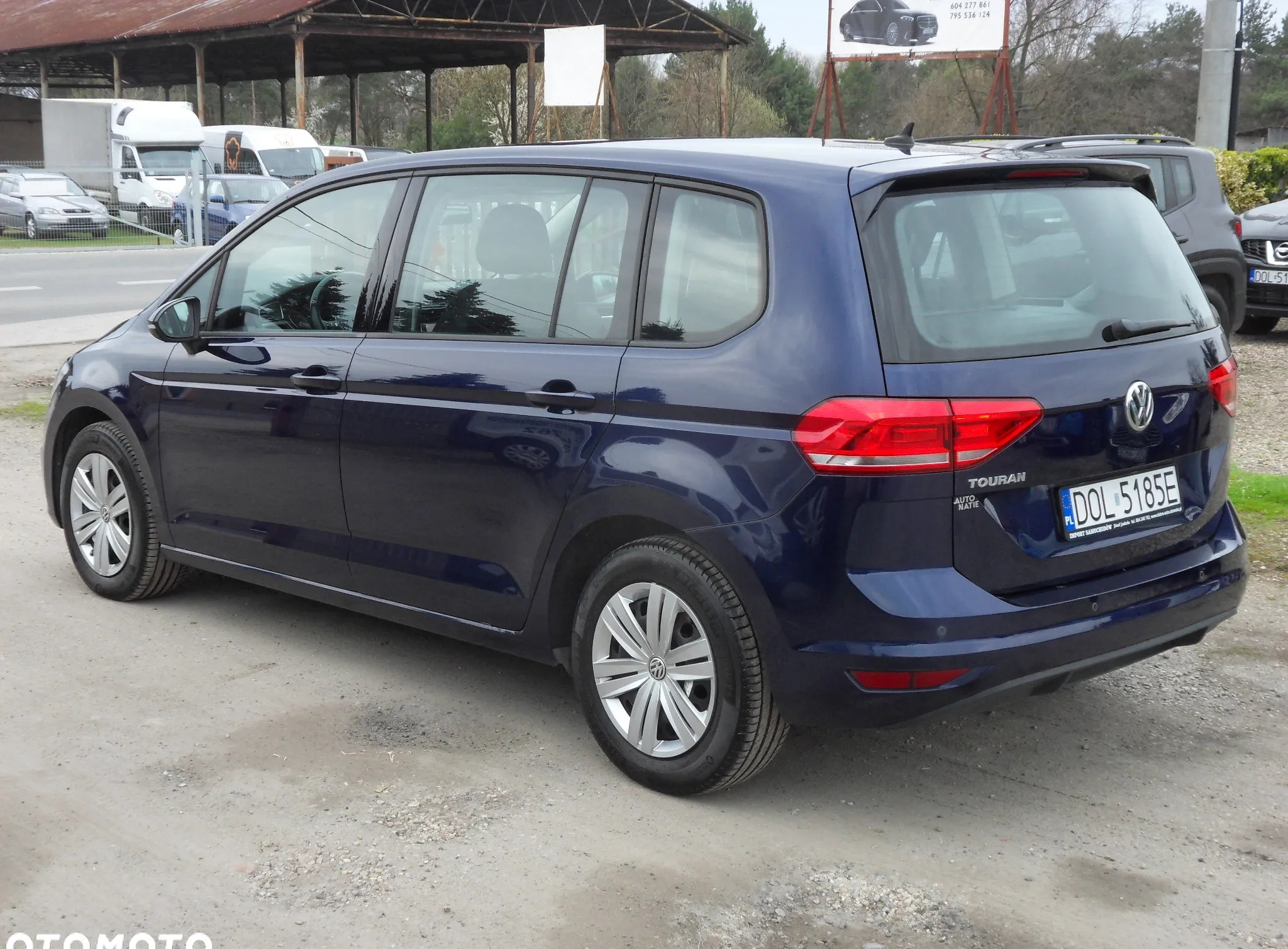 Volkswagen Touran cena 63960 przebieg: 144000, rok produkcji 2018 z Bodzentyn małe 254